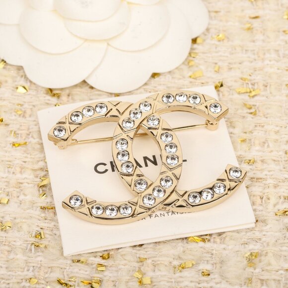 CHANEL Exquisite Diamond-encrusted Brooch - Picture 3 of 7